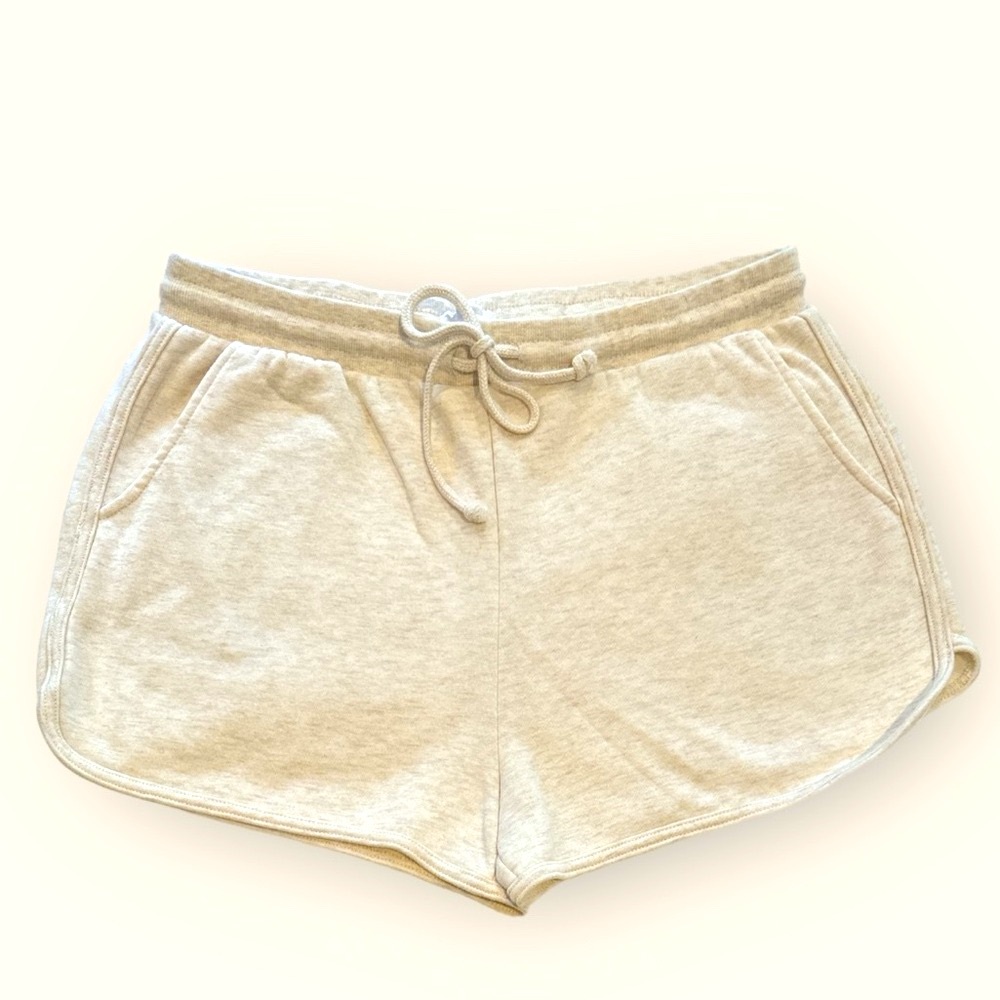 OLIVE & OAK WOMENS SOFT KNIT JERSEY SHORTS SIZE‎ XL CREAM IS THE COLOR.